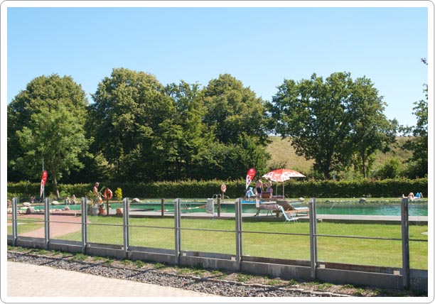 Das Badegelände ist eingezäunt von aussen